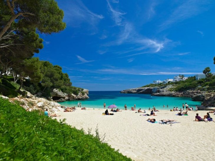В Испании нашли способы контролировать туристов на пляжах при пандемии