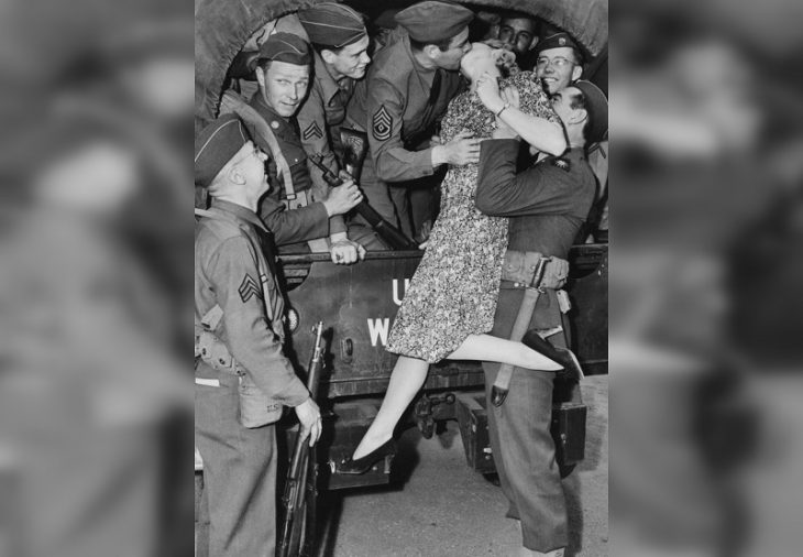 30 трогательных фото о любви во время войны