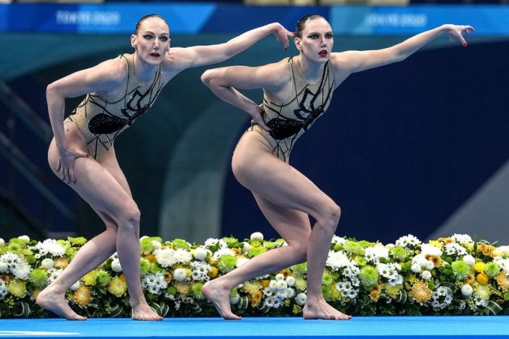 A Splashing Funny Collection of 25 Synchronized Swimming Photos