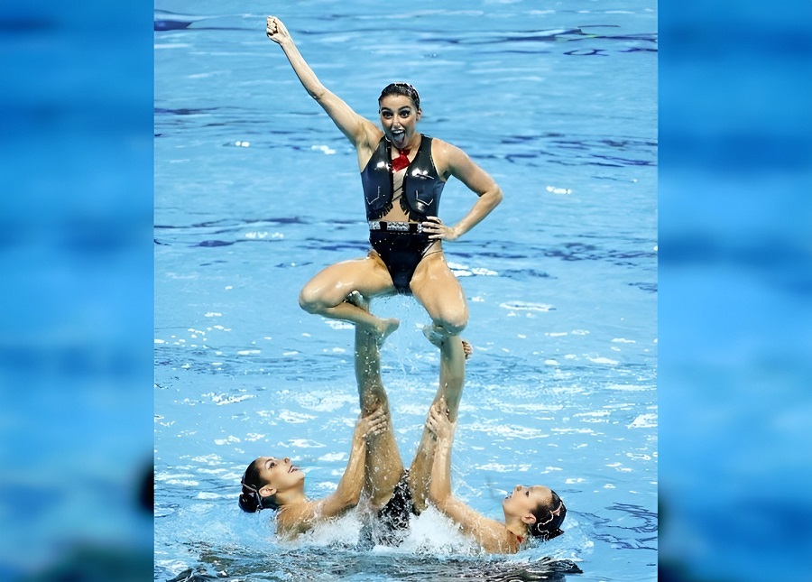 A Splashing Funny Collection of 25 Synchronized Swimming Photos