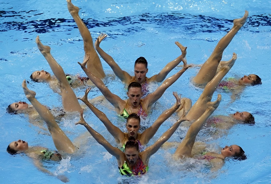 A Splashing Funny Collection of 25 Synchronized Swimming Photos